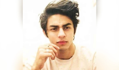 জনসমক্ষে ‘মিডল ফিঙ্গার’ দেখানোর অভিযোগ! বেঙ্গালুরু পাবে ভিডিও ভাইরাল হতেই আইনি জটে আরিয়ান খান