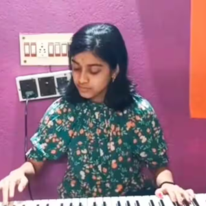 অষ্টম শ্রেণীর ছাত্রীর জাদুকরী আঙুল! কিবোর্ডের সুরে মেদিনীপুর কাঁপাচ্ছে ১৪ বছরের অয়না