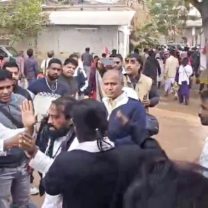 ভোটার তালিকা থেকে নাম বাদ যাওয়াই কাল! ঠাকুরবাড়িতে শান্তনু-মমতাবালা অনুগামীদের রক্তক্ষয়ী লড়াই