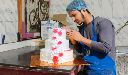 বড়দিনে মালদহের চমক! ১০ কেজির ‘দানব’ কেক বানাতে ব্যস্ত কারিগররা, দাম কত জানেন?