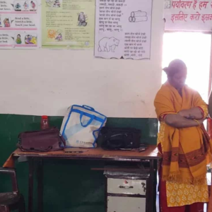 এক শিক্ষক বনাম ৫৫ জন পড়ুয়া! মধ্যপ্রদেশের স্কুলে ব্ল্যাকবোর্ড ভাগ করে চলছে জীবনযুদ্ধ