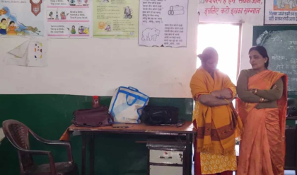 এক শিক্ষক বনাম ৫৫ জন পড়ুয়া! মধ্যপ্রদেশের স্কুলে ব্ল্যাকবোর্ড ভাগ করে চলছে জীবনযুদ্ধ