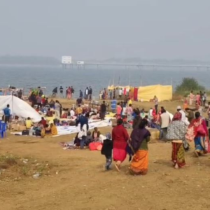 বড়দিনে উপচে পড়া ভিড় ‘বাঁকুড়ার রানি’-তে! মুকুটমণিপুরের জল-জঙ্গলে পর্যটকদের মেলা