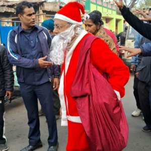 দুর্গাপুরে খোদ মন্ত্রীই সাজলেন সান্তা! বস্তির অলিগলিতে উপহার বিলি প্রদীপ মজুমদারের