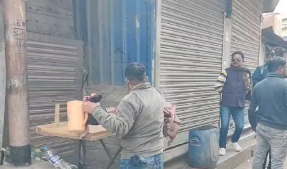 ক্রিসমাসে ডানলপ ব্রিজে তুলকালাম! প্রকাশ্যে জুয়ার আসর থেকে বাস কর্মীকে বন্দুকের বাটে মার, লুঠপাঠ