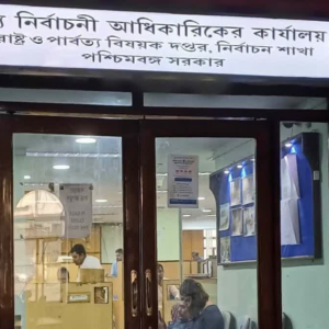 ভোটের আগেই বিপত্তি! কমিশনের কাজে ‘না’ ১০০ মাইক্রো অবজার্ভারের, তীব্র চাঞ্চল্য রাজ্যে