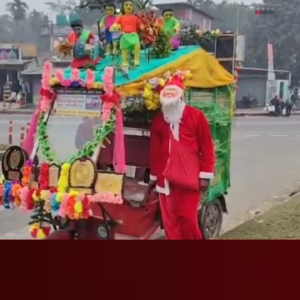ডুয়ার্সের পথে টোটো চড়ে হাজির ‘সবুজ সান্টা’! চকোলেট নয়, ছোটদের হাতে তুলে দিলেন এক অনন্য উপহার