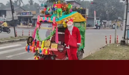 ডুয়ার্সের পথে টোটো চড়ে হাজির ‘সবুজ সান্টা’! চকোলেট নয়, ছোটদের হাতে তুলে দিলেন এক অনন্য উপহার