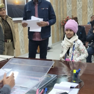 ইউকেজি-র ছাত্রীর আইএএস হওয়ার স্বপ্ন! খোদ জেলাশাসকের চেয়ারে বসতে চেয়ে কী করল খুদে?