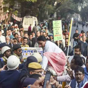 নির্বাচনী আধিকারিকের দপ্তরে রণক্ষেত্র! পুলিশের সঙ্গে বিএলও-দের ধুন্ধুমার, ব্যারিকেড ভেঙে উত্তাল বিবাদী বাগ