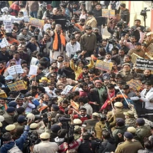 রণক্ষেত্র পার্ক সার্কাস! দীপু দাস হত্যার প্রতিবাদে দূতাবাস অভিযানে পুলিশের লাঠিচার্জ, আটক বহু