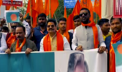 খোল-করতাল হাতে ভারত-বাংলাদেশ সীমান্তে হিন্দুদের গর্জন! দীপু দাস হত্যার প্রতিবাদে উত্তাল মালদহ