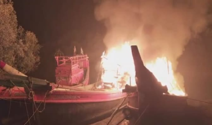 উৎসবে বিষাদের সুর! বড়দিনের রাতে দাউদাউ করে পুড়ল দু’টি ট্রলার, কোটি টাকার ক্ষতির মুখে মৎস্যজীবীরা