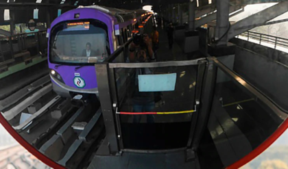 দমদমের পর এবার শিয়ালদহ! মেট্রোর স্ক্রিন ডোরে লাথি, গায়ের জোরে দরজা খোলার চেষ্টা যুবকের