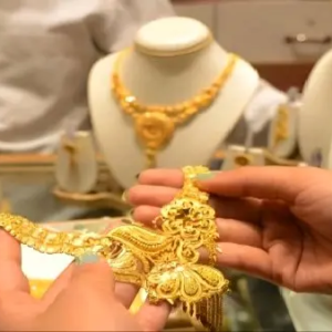 বছর শেষে সোনায় চমক! রেকর্ড কমে মধ্যবিত্তের স্বস্তি, বছরের শেষ দিনে একঝলকে দেখে নিন কলকাতার রেট