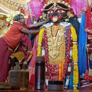 বর্ধমানেনর ‘বড়মা’ স্মার্ট গার্ল! হোয়াটসঅ্যাপে মনস্কামনা জানান ভক্তরা, রোজ মাখেন নামিদামি কসমেটিক্স