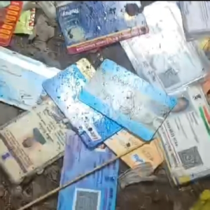 বারাসত স্টেশন চত্বরে নর্দমা ও ভ্যাটের পাশে ছড়ানো প্রচুর আধার-ভোটার কার্ড! SIR-এর আবহে ফের রহস্য