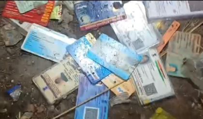 বারাসত স্টেশন চত্বরে নর্দমা ও ভ্যাটের পাশে ছড়ানো প্রচুর আধার-ভোটার কার্ড! SIR-এর আবহে ফের রহস্য