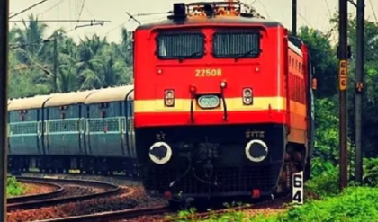 হাওড়ায় ট্রেন লেটের জন্য দায়ী সাউথ ইস্টার্ন রেল! দক্ষিণ পূর্ব ডিভিশনের অব্যবস্থা নিয়ে ক্ষোভ উগরে দিলেন পূর্ব রেলের GM