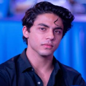 জনসমক্ষে ‘মিডল ফিঙ্গার’ দেখানোয় ক্ষুব্ধ নেটিজেনরা: ‘আইন-শৃঙ্খলার বাইরে থাকবেন আরিয়ান?’ কাঠগড়ায় শাহরুখ-পুত্র