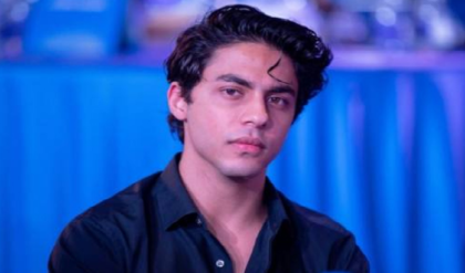 জনসমক্ষে ‘মিডল ফিঙ্গার’ দেখানোয় ক্ষুব্ধ নেটিজেনরা: ‘আইন-শৃঙ্খলার বাইরে থাকবেন আরিয়ান?’ কাঠগড়ায় শাহরুখ-পুত্র