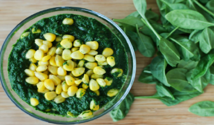 রাতে হালকা, অথচ জমিয়ে দেবে মন! ১০ মিনিটে বানিয়ে ফেলুন ‘ধোঁয়া ওঠা’ পালং কর্ন কারি