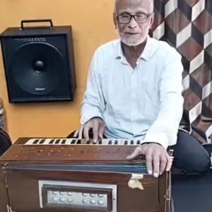 বয়স আশি ছুঁই ছুঁই, কিন্তু কণ্ঠে যেন তারুণ্য! এগরায় ‘এক ডাকে’ পরিচিত এই প্রবীণ সঙ্গীত গুরুকে আজও স্যালুট জানায় শ্রোতারা