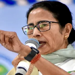 ‘দেশের শত্রু’ বলে নির্দলদেরও ভোট দিতে বারণ! বাবরি মসজিদ বিতর্কের দিনই বহরমপুরের সভা থেকে মমতার কড়া বার্তা