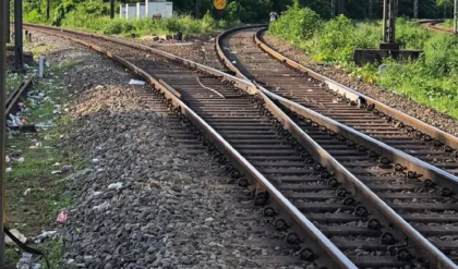 রেললাইনের ওপর যমদূত হয়ে ধেয়ে আসছিল বনগাঁ লোকাল। আর মাত্র কয়েক সেকেন্ড, তারপরেই ঘটে যেত মারাত্মক বিপর্যয়। ঠিক সেই মুহূর্তেই দেবদূতের মতো আবির্ভূত হলেন রেলের পয়েন্টসম্যান সৌমেন গাঙ্গুলি। নিজের প্রাণের তোয়াক্কা না করে লাইনে ঝাঁপিয়ে পড়ে এক বৃদ্ধা যাত্রীকে নিশ্চিত মৃত্যুর মুখ থেকে টেনে আনলেন তিনি। গত ১৮ ডিসেম্বর শিয়ালদহ ডিভিশনের বীরা স্টেশনে ঘটে যাওয়া এই শিউরে ওঠা ঘটনার পর আজ তাঁকে বিশেষ সম্মানে ভূষিত করল রেল কর্তৃপক্ষ।  ঠিক কী ঘটেছিল সেই সকালে? ১৮ ডিসেম্বর সকালবেলা বীরা স্টেশনের ১ নম্বর প্ল্যাটফর্মে ঢুকছিল ৩৩৩৬৫ বারাসত-বনগাঁ লোকাল। ঠিক সেই সময় এক বৃদ্ধা যাত্রী অসাবধানতাবশত রেললাইন পার হচ্ছিলেন। ট্রেনের আওয়াজ বা গতি বুঝতে না পেরে তিনি সরাসরি লাইনের ওপর চলে আসেন। ট্রেন তখন প্ল্যাটফর্মের খুব কাছে। স্টেশনে উপস্থিত যাত্রীরা যখন আতঙ্কে চিৎকার করছেন, তখনই কর্তব্যরত পয়েন্টসম্যান শ্রী সৌমেন গাঙ্গুলি বিদ্যুৎবেগে দৌড়ে গিয়ে লাইনে ঝাঁপিয়ে পড়েন। ট্রেনটি ওই স্থান অতিক্রম করার ঠিক কয়েক মুহূর্ত আগে তিনি বৃদ্ধাকে নিরাপদ স্থানে সরিয়ে আনেন।  রেল কর্তৃপক্ষের কৃতজ্ঞতা ও সম্মান: এই অসামান্য সাহসিকতার জন্য বৃদ্ধা যাত্রী রেল কর্তৃপক্ষের কাছে একটি লিখিত প্রশংসাপত্র জমা দিয়েছেন। সেখানে তিনি সৌমেনবাবুকে তাঁর ‘দ্বিতীয় জীবন’ দাতা হিসেবে উল্লেখ করেছেন। এই খবর পৌঁছাতেই শিয়ালদহ বিভাগের ডিআরএম (DRM) শ্রী রাজীব সাক্সেনা সৌমেন গাঙ্গুলিকে ডেকে পাঠান এবং তাঁর হাতে সাহসিকতা পুরস্কার তুলে দেন। ডিআরএম বলেন, “সৌমেনবাবুর এই দ্রুত সিদ্ধান্ত গ্রহণ এবং দায়িত্ববোধ ভারতীয় রেলের গর্ব।”  সতর্কবার্তা: শিয়ালদহ ডিভিশনের পক্ষ থেকে এই ঘটনার পরিপ্রেক্ষিতে যাত্রীদের বারবার ফুট ওভার ব্রিজ (FOB) ব্যবহারের অনুরোধ জানানো হয়েছে। রেলের আধিকারিকরা জানাচ্ছেন, সোদপুরের মতো স্টেশনেও অতীতে গেট এবং লাইনে অসতর্কতার কারণে দুর্ঘটনা ঘটেছে। সৌমেন গাঙ্গুলির এই বীরত্ব যেমন প্রশংসিত হচ্ছে, তেমনই সাধারণ মানুষকে রেললাইন পারাপার করার ঝুঁকি সম্পর্কে আবারও সতর্ক করা হয়েছে।