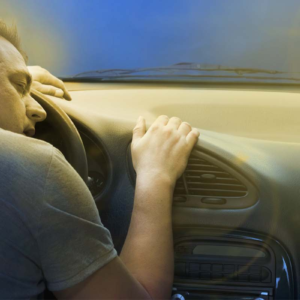 ভুলেও গাড়ি চালানোর সময় এই কাজগুলো করবেন না, জেনেনিন ও সতর্ক থাকুন