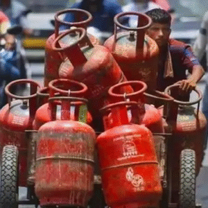 টানা দ্বিতীয় মাসে কমলো LPGর দাম! নতুন বছরের শুরুতেই ₹১০ সস্তা হলো বাণিজ্যিক সিলিন্ডার