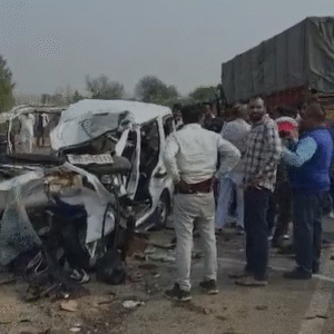 মহিলা যাত্রীকে ওঠানো নিয়ে তুমুল গণ্ডগোল! তামিলনাড়ুতে দুই বাসের মুখোমুখি সংঘর্ষে মৃত ১১, আহত ৪০