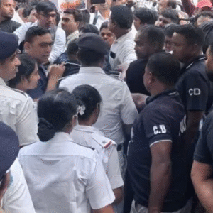 ২ মাসের কাজ ২ দিনে সম্ভব নয়!’ SIR বিতর্কের মাঝে নির্বাচন কমিশনে চরম উত্তেজনা, বিএলওদের বিক্ষোভে অবরুদ্ধ রাস্তা