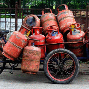 মাসের শুরুতেই সুখবর, একধাক্কায় দাম কমল এলপিজি গ্যাস সিলিন্ডারের, রেস্তোরাঁ ব্যবসায়ীরা পাবেন স্বস্তি!