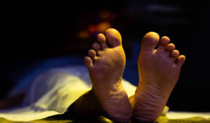 পরীক্ষায় মোবাইলের জের, প্রধান শিক্ষকের ভর্ৎসনায় চরম পথ বেছে নিল ১৬ বছরের কিশোরী! রণক্ষেত্র নয়ডা