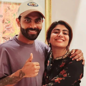 ‘স্বামী শৃঙ্খলাবদ্ধ, বাকিরা খারাপ কাজে লিপ্ত’! রবীন্দ্র জাডেজার স্ত্রীকে নিয়ে শুরু বিতর্ক, নেটিজেনদের ক্ষোভ