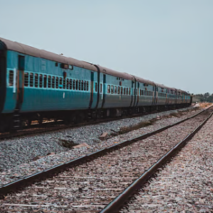 মাত্র ২ মিনিটের রাস্তাই এখন ‘মৃত্যুফাঁদ’! চন্দ্রকোনা রোড স্টেশনে পৌঁছতে রেললাইন ধরে হাঁটছেন যাত্রীরা