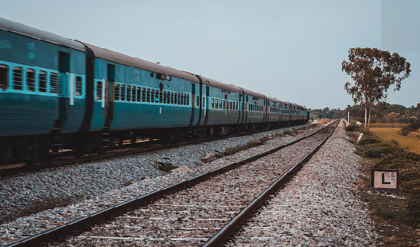 মাত্র ২ মিনিটের রাস্তাই এখন ‘মৃত্যুফাঁদ’! চন্দ্রকোনা রোড স্টেশনে পৌঁছতে রেললাইন ধরে হাঁটছেন যাত্রীরা