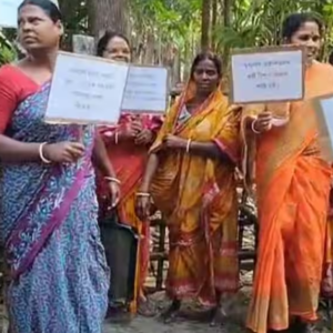 চাকরি দেবে বলে ১৫ লাখ গায়েব!’ অঙ্গনওয়াড়ি কর্মীর বাড়ির সামনে তুমুল বিক্ষোভ প্রতারিত মহিলাদের