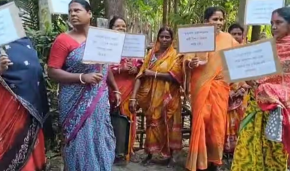চাকরি দেবে বলে ১৫ লাখ গায়েব!’ অঙ্গনওয়াড়ি কর্মীর বাড়ির সামনে তুমুল বিক্ষোভ প্রতারিত মহিলাদের