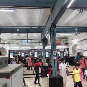 ভিড় ঠেলে শিয়ালদহ নয়! দমদম ক্যান্টনমেন্টে নেমেই ধরুন বনগাঁ লোকাল, ট্রেনের সময় বদলে দিল মেট্রো রেল