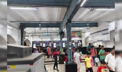 ভিড় ঠেলে শিয়ালদহ নয়! দমদম ক্যান্টনমেন্টে নেমেই ধরুন বনগাঁ লোকাল, ট্রেনের সময় বদলে দিল মেট্রো রেল