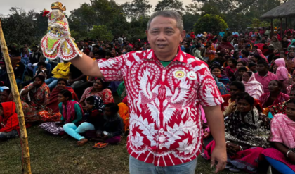 আউশগ্রামের মাঠে ইন্দোনেশিয়া–ভারত লোকসংস্কৃতির বিরল মিলন! পুতুল নাচে মুগ্ধ হাজারো মানুষ