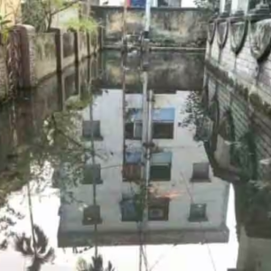 ‘রাস্তা উঁচু তো করলেন, এবার আমাদের বাড়ির চৌকাঠ বাঁচান!’ হাওড়ায় ক্ষুব্ধ জনতা, পোস্টার দিয়ে বার্তা পুরসভাকে