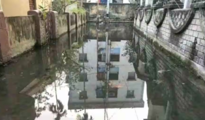 ‘রাস্তা উঁচু তো করলেন, এবার আমাদের বাড়ির চৌকাঠ বাঁচান!’ হাওড়ায় ক্ষুব্ধ জনতা, পোস্টার দিয়ে বার্তা পুরসভাকে