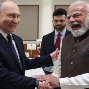 ‘শ্রীমদ্ভগবত গীতা’র রুশ ভাষার অনুলিপি থেকে কাশ্মীরি জাফরান, পুতিনকে মোদীর উপহারের তালিকায় যা যা ছিল!