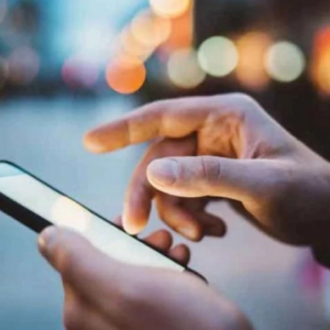 সাবধান! স্মার্টফোন ব্যবহারে বেঁকে যেতে পারে আপনার হাতের ছোট আঙুল, গবেষণায় ফাঁস হলো ‘স্মার্টফোন পিঙ্কি’ সমস্যা