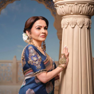 স্বদেশের উৎসবে নীতা আম্বানির রাজকীয় সাজ! পরনে ময়ূরনীল বেনারসি, সাথে শতাব্দীপ্রাচীন কুন্দন-পোলকি গয়না