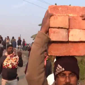 ইট মাথায় করে NH-12-এ ভিড়! বেলডাঙায় বাবরি মসজিদের শিলান্যাসে কেন হাজির হাজার হাজার সংখ্যালঘু?