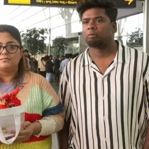 বাবার অস্থি হাতে কাঁদছেন মেয়ে, স্যানিটারি প্যাডের জন্য বাবার আকুতি! বিমানবন্দরে ইন্ডিগোর চূড়ান্ত অব্যবস্থা